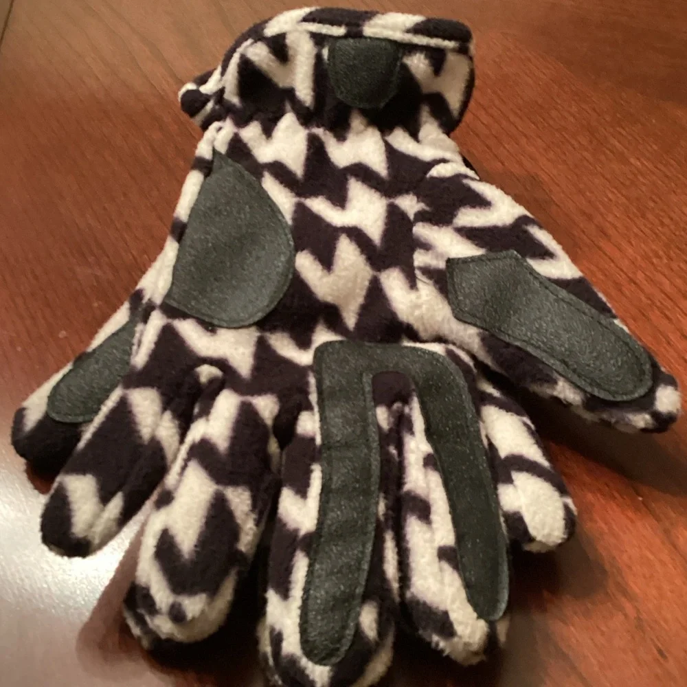 Black and White Zigzag Thinsulate Gloves
